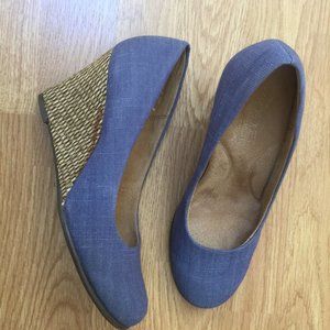 Blue denim wedge pumps with basket-weave heel